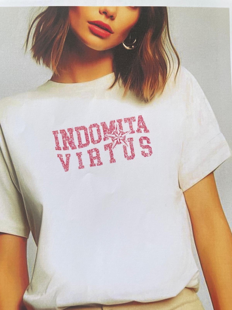 T-shirt donna Indomita bianca, scritta Indomita Virtus in glitter rosa a caratteri varsity con la stella al centro